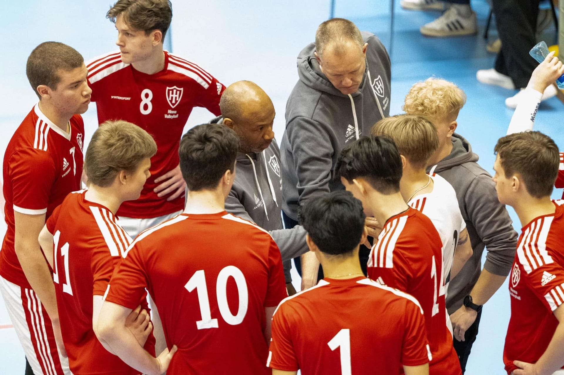 Trenere gir instruksjoner til laget